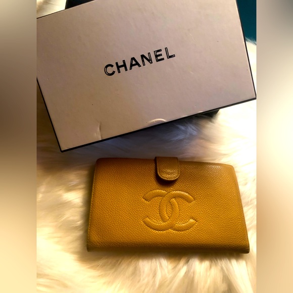 CHANEL CC Logo Caviar Skin Wallet - Picture 2 of 16